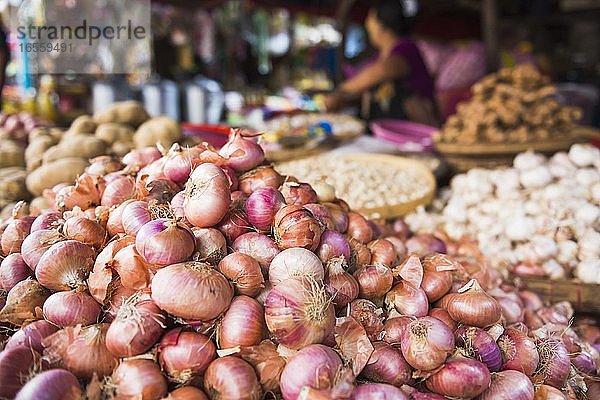 Zwiebeln auf einem Straßenmarkt in der Innenstadt von Yangon (Rangun)  Myanmar (Birma)