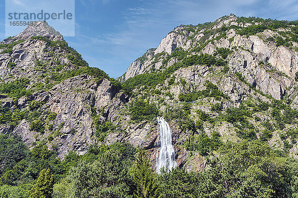 Pissevache-Wasserfall  in der Nähe von Vernayaz  Kanton Wallis  Schweiz. Pissevache bedeutet übersetzt die pissende Kuh .