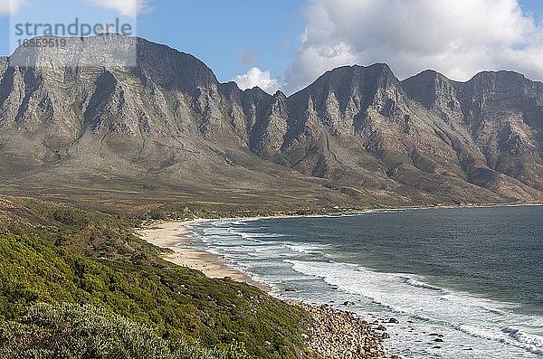 Kogel Bay  Westkap  Südafrika. Dez 2019. Kogels Bay am Clarens Drive  einer landschaftlich reizvollen Strecke an der R44 zwischen Gordon's Bay und Rooi Els. Die Berge der Hottentotten.