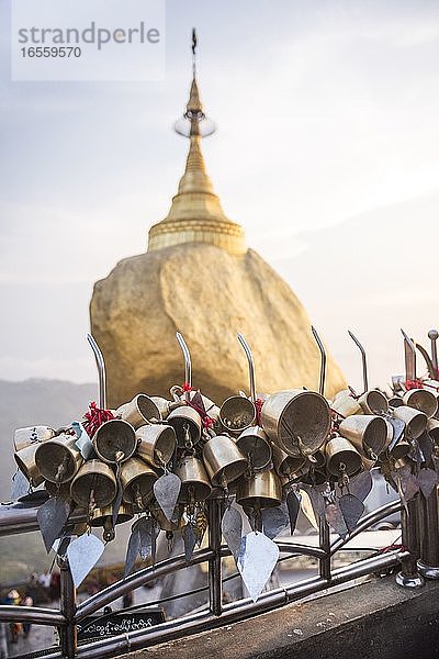 Gebetsglocken am Goldenen Felsen (Kyaiktiyo-Pagode)  Mon-Staat  Myanmar (Birma)