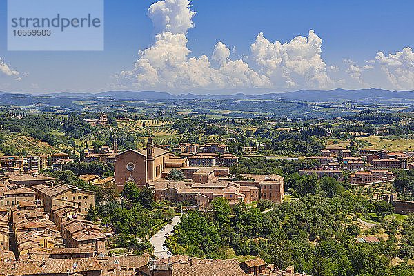 Siena  Provinz Siena  Toskana  Italien. Die Basilika von San Francesco mit der toskanischen Landschaft dahinter.