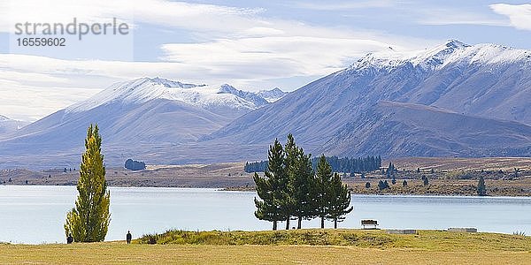 Panoramafoto der schneebedeckten Berge am Lake Tekapo  Südinsel  Neuseeland. Der Lake Tekapo ist ein atemberaubender See in der Region Mackenzie in Neuseeland  umgeben von den schneebedeckten Bergen  die als Südalpen auf der Südinsel Neuseelands bekannt sind.