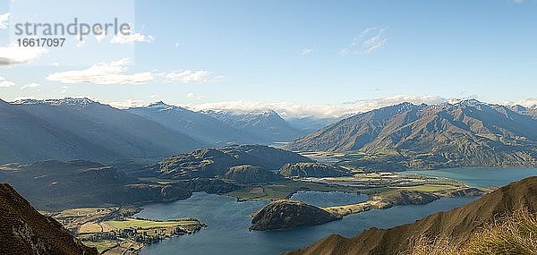 Ausblick auf Berge und See vom Mount Roy  Roys Peak  Lake Wanaka  Südalpen  Otago  Südinsel  Neuseeland  Ozeanien