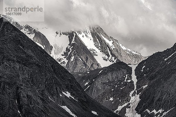 in Wolken gehüllter schneebedeckter Berg  dramatische Berglandschaft  Zillertaler Alpen  Zillertal  Tirol  Österreich  Europa