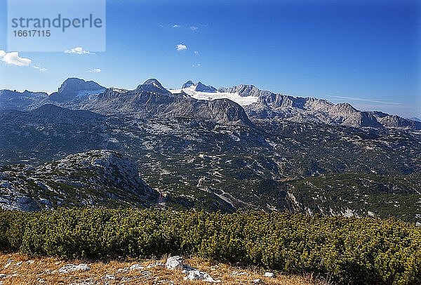 Blick zur Bergstation Gjaid Alm und zum Hohen Dachstein  Dachsteinmassiv  Krippenstein Seilbahn  Obertraun  Salzkammergut  Oberösterreich  Österreich  Europa