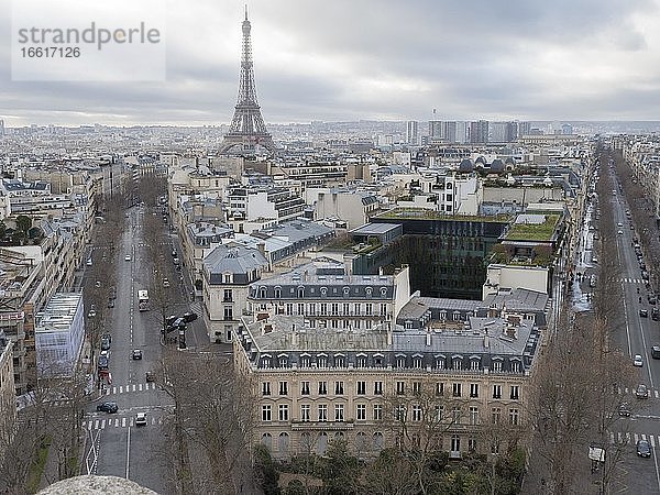 Stadtansicht von Arc de Triomphe de l'Étoile in Richtung Eiffelturm  Paris  Frankreich  Europa