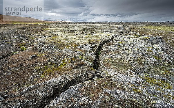 Vulkanische Spalte Grjótagjá mit farbigem Moos in der Krafla  Skútustaðir  Norðurland eystra  Island  Europa