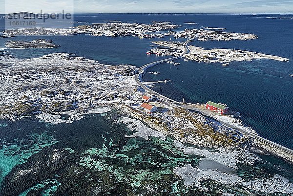 Luftaufnahme  Landstraße verbindet besiedelte  kleine  winterliche Inseln im Meer  Herøy  Nordland  Norwegen  Europa