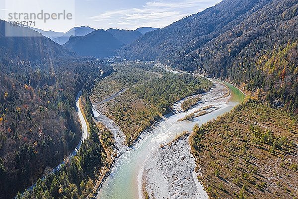 Luftaufnahme  natürliches Flussbett der Isar nach dem Sylvensteinstausee  Wildflusslandschaft Isartal  Bayern  Deutschland  Europa
