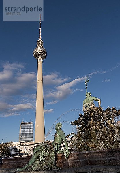 Neptunbrunnen mit Fernsehturm  Berlin  Deutschland  Europa
