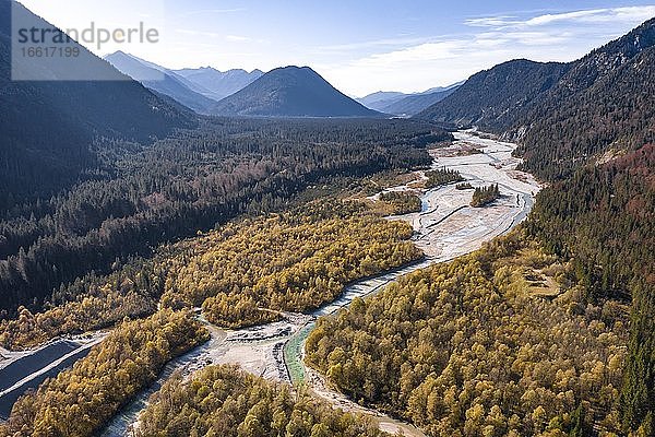 Luftaufnahme  natürliches Flussbett der oberen Isar vor dem Sylvensteinstausee  Wildflusslandschaft Isartal  Bayern  Deutschland  Europa