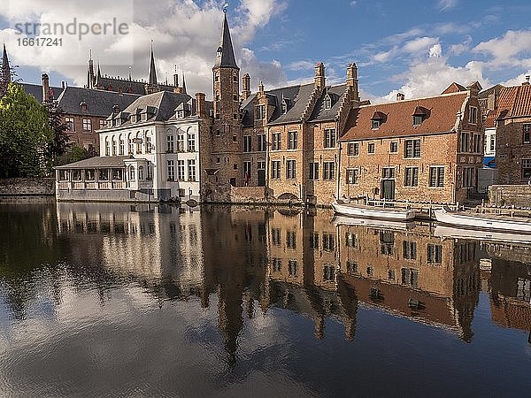 Wasserspiegelung von Mittelalterliche Gebäuden auf dem Wasser des Dijver Kanals  Brügge  Flandern  Belgien  Europa