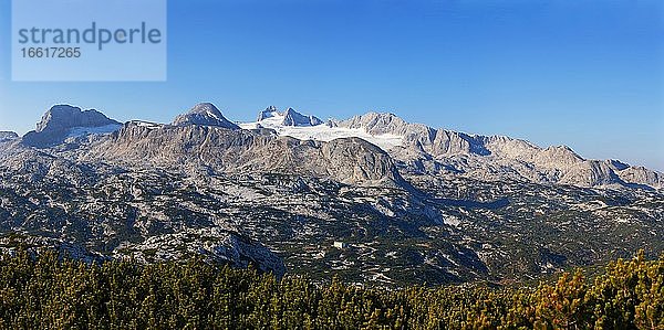 Blick zur Bergstation Gjaid und zum Hohen Dachstein  Dachsteinmassiv  Krippenstein Seilbahn  Obertraun  Salzkammergut  Oberösterreich  Österreich  Europa