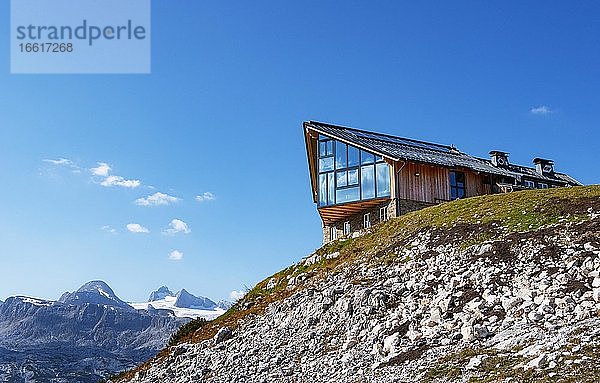 Gaststätte Lodge mit Blick zum Hohen Dachstein  Dachsteinmassiv  Krippenstein  Obertraun  Salzkammergut  Oberösterreich  Österreich  Europa
