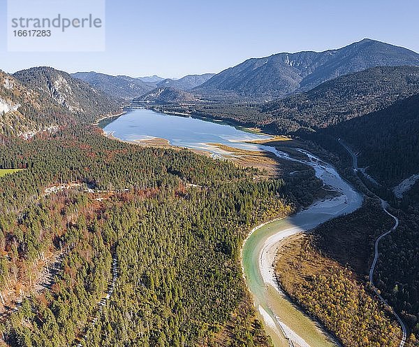 Luftaufnahme  natürliches Flussbett der oberen Isar vor dem Sylvensteinstausee  Wildflusslandschaft Isartal  Bayern  Deutschland  Europa