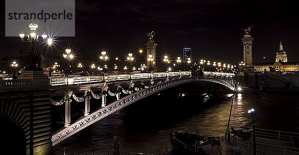 Nachtaufnahme der beleuchteten Brücke von Pont Alexandre III  Paris  Frankreich  Europa