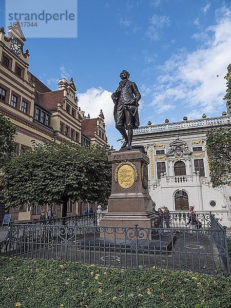 Goethedenkmal und die Alte Börse am Naschmarkt  Leipzig  Sachsen  Deutschland  Europa