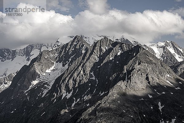 Bergspitzen  schneebedeckte Berge  dramatische Berglandschaft mit Wolkenhimmel  Zillertaler Alpen  Zillertal  Tirol  Österreich  Europa