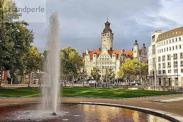 Altes Rathaus aus dem Park der Fritz von Harck Anlage neben der Brunnenanlage  Leipzig  Sachsen  Deutschland  Europa