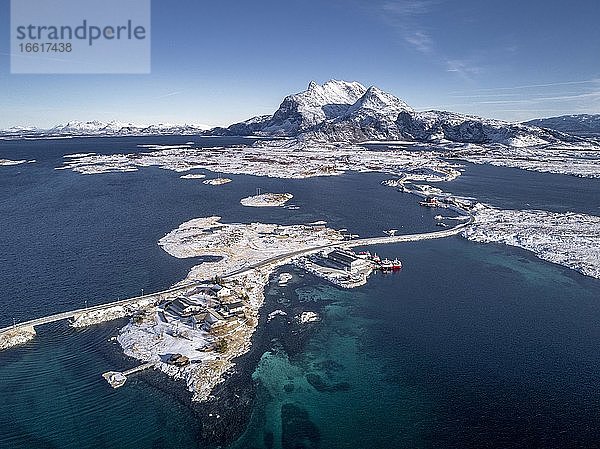 Luftaufnahme  Landstraße durch das Meer verbindet besiedelte  kleine  winterliche Inseln mit dem Festland  hinten Berge  Herøy  Nordland  Norwegen  Europa