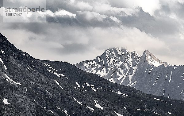 Bergspitzen  schneebedeckte Berge  dramatische Berglandschaft mit Wolkenhimmel  Zillertaler Alpen  Zillertal  Tirol  Österreich  Europa