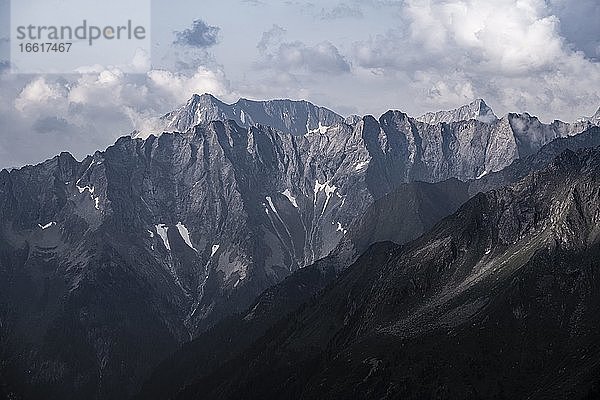 BergeKette  dramatische Berglandschaft mit Wolkenhimmel  Zillertaler Alpen  Zillertal  Tirol  Österreich  Europa