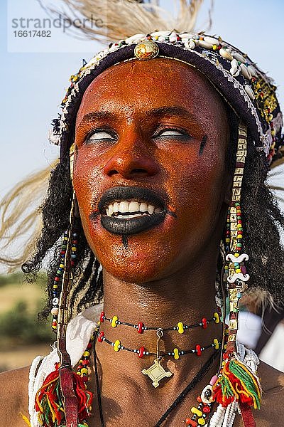 Wodaabe-Bororo Mann mit bemaltem Gesicht  mit Halsschmuck und Kopfschmuck  Portrait  Fulbe Ethnie  Gerewol-Festival  Brautwerbungsritual  Niger  Afrika