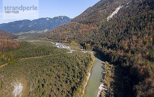 Luftaufnahme  natürliches Flussbett der oberen Isar vor dem Sylvensteinstausee  Wildflusslandschaft Isartal  Bayern  Deutschland  Europa