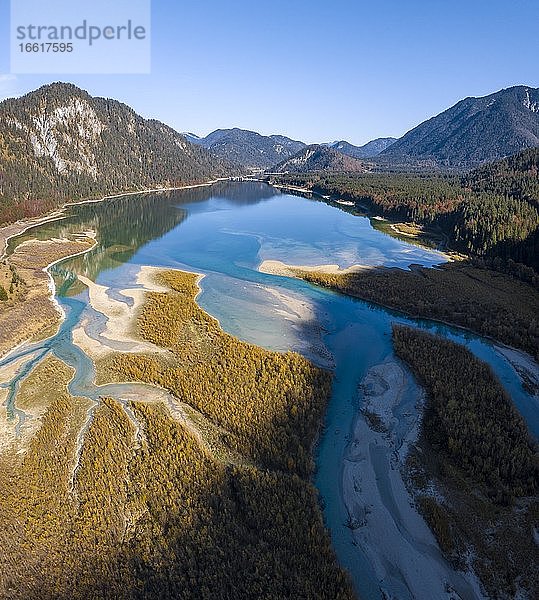 Luftaufnahme  natürliches Flussbett der oberen Isar vor dem Sylvensteinstausee  Wildflusslandschaft Isartal  Bayern  Deutschland  Europa