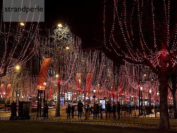 Nachtaufnahme der Weihnachtsbeleuchtung der Avenue des Champs-Élysées  Paris  Frankreich  Europa