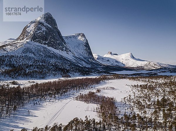 Bergmassiv Kulhornet und Ejorddalen im Winter  Ballangen  Nordland  Norwegen  Europa
