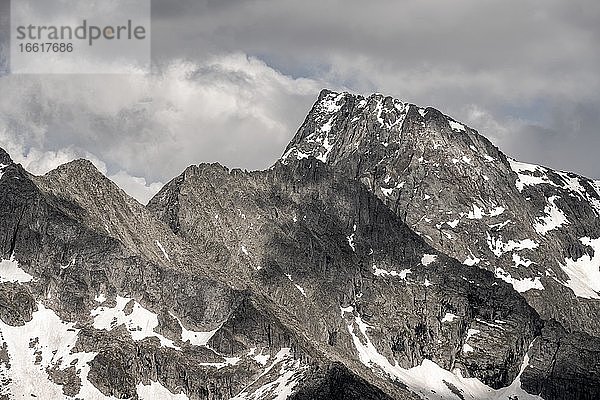 Bergspitzen  schneebedeckte Berge  dramatische Berglandschaft mit Wolkenhimmel  Zillertaler Alpen  Zillertal  Tirol  Österreich  Europa