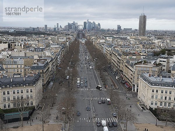 Stadtansicht von Arc de Triomphe de l'Étoile in Richtung la Défense  Paris  Frankreich  Europa