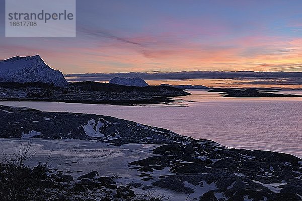 Küstenlandschaft  winterlich in der Abenddämmerung  hinten Berge und Meer  Langsanden Strand  Sandhornøy  Nordland  Norwegen  Europa