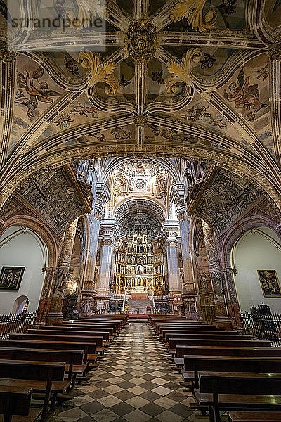 Kirchenschiff  Innenraum  mit Ornamenten verzierte Decke  Renaissance Kirche und Kloster  Monasterio de San Jerónimo  Granada  Andalusien  Spanien  Europa