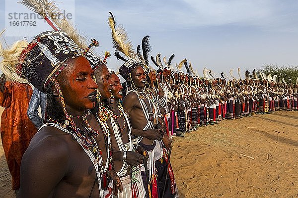 Wodaabe-Bororo Männer mit bemalten Gesichtern  Halsschmuck und Kopfschmuck  traditionelle Kleidung  Woodaabe Fulbe Ethnie  Gerewol-Festival  Brautwerbungsritual  Niger  Afrika