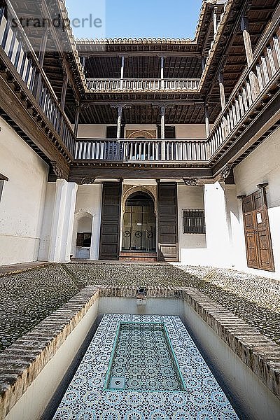 Innenhof  Casa del Chapiz  Schule der Arabischen Studien  Escuela de Estudios Árabes  altes maurisches Haus  Dobla d'Oro  Granada  Andalusien  Spanien  Europa