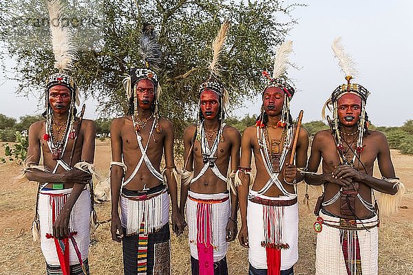 Wodaabe-Bororo Männer mit bemalten Gesichtern  Halsschmuck und Kopfschmuck  traditionelle Kleidung  Woodaabe Fulbe Ethnie  Gerewol-Festival  Brautwerbungsritual  Niger  Afrika
