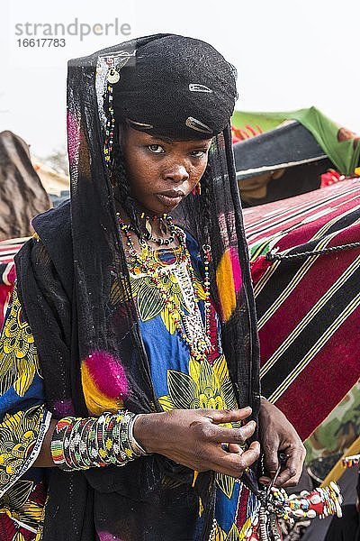 Junges Wodaabe Frau mit Perlenschmuck  Gerewol-Festival  Brautwerbungsritual  Niger  Afrika