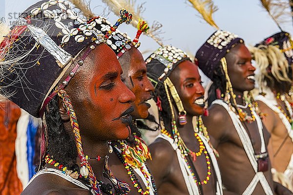 Wodaabe-Bororo Männer mit bemalten Gesichtern  Halsschmuck und Kopfschmuck  Woodaabe Fulbe Ethnie  Gerewol-Festival  Brautwerbungsritual  Niger  Afrika