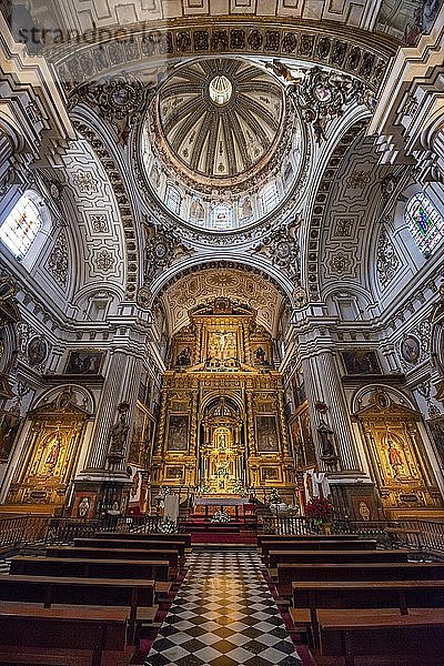 Kirche  Innenraum mit Altarraum  mit Gold und Ornamenten verzierte Decke  Parroquia de Santos Justo y Pastor  Granada  Andalusien  Spanien  Europa