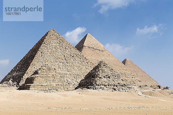 Die drei Hauptpyramiden mit zwei der drei Pyramiden der Königin im Vordergrund  Gizeh  Ägypten  Afrika