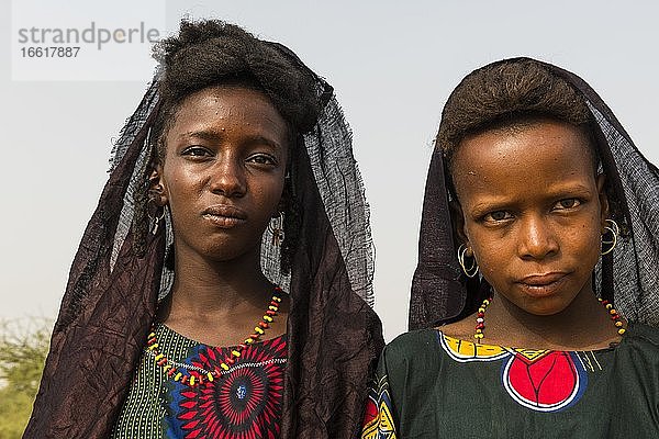 Junge Wodaabe Frauen mit einem Wassertopf auf dem Kopf  Portrait  Gerewol-Festival  Brautwerbungsritual  Niger  Afrika