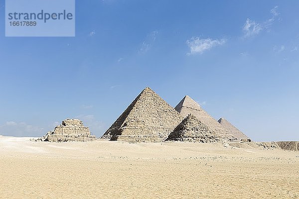 Die drei Hauptpyramiden mit den drei Pyramiden der Königin im Vordergrund  Gizeh  Ägypten  Afrika
