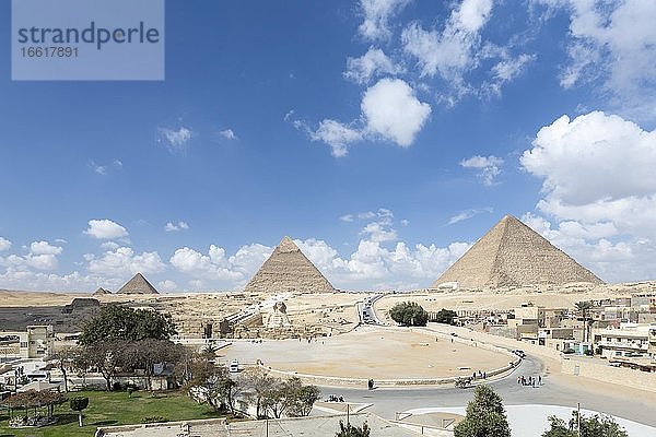 Die drei Hauptpyramiden und die Sphinx  Gizeh  Ägypten  Afrika