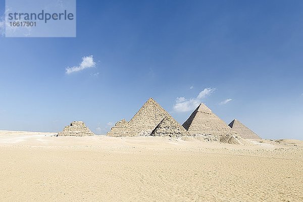 Die drei Hauptpyramiden mit den drei Pyramiden der Königin im Vordergrund  Gizeh  Ägypten  Afrika