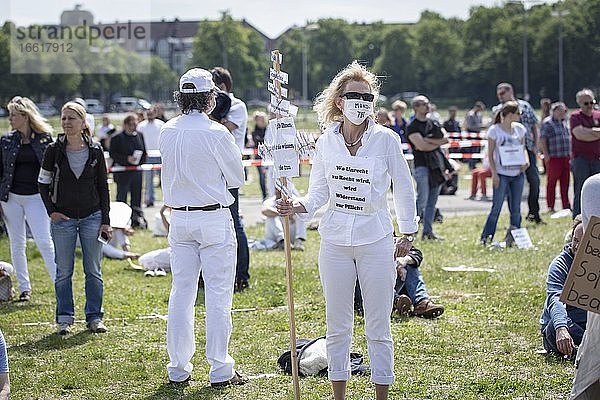 Demonstration gegen Corona-Maßnahmen am 16. Mai 2020 auf der Theresienwiese  München  Bayern  Deutschland  Europa
