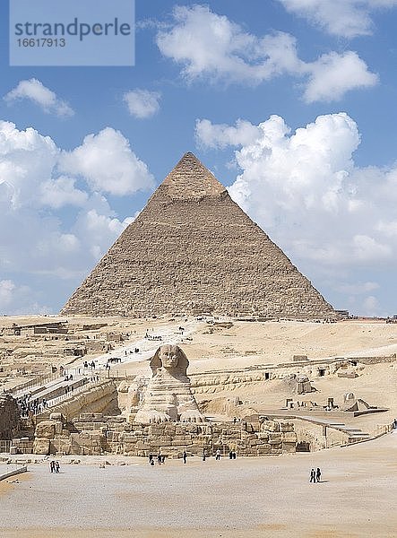 Die Pyramide von Khafre mit der Sphinx  Gizeh  Ägypten  Afrika