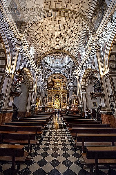 Kirchenschiff mit Altarraum  mit Gold und Ornamenten verzierte Decke  Parroquia de Santos Justo y Pastor  Granada  Andalusien  Spanien  Europa