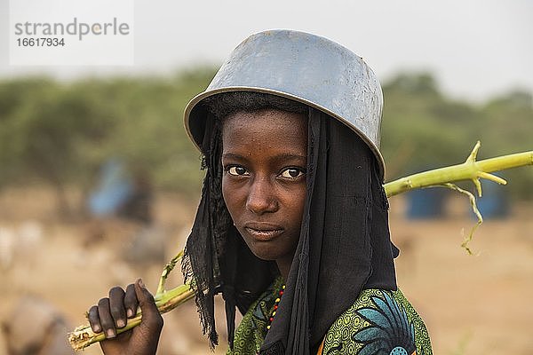 Junges Wodaabe Mädchen mit einem Wassertopf auf dem Kopf  Portrait  Gerewol-Festival  Brautwerbungsritual  Niger  Afrika